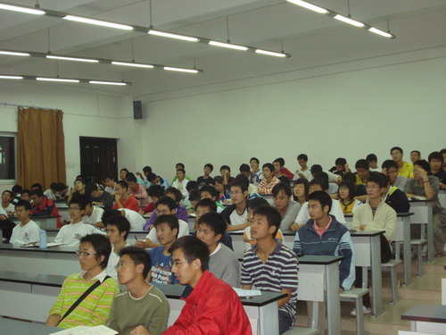 机械学院大一新生在听瓜子影视
田瑞琪老师讲座